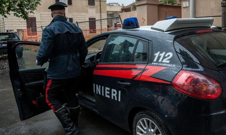 Brandisce una mazza contro gli operai