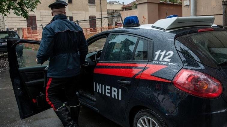 Brandisce una mazza contro gli operai