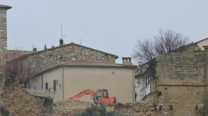 Rabbia e sgomento a Magliano Le mura crollano ancora