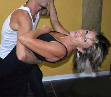 Bufera su un giudice popolare per un gruppo di Facebook