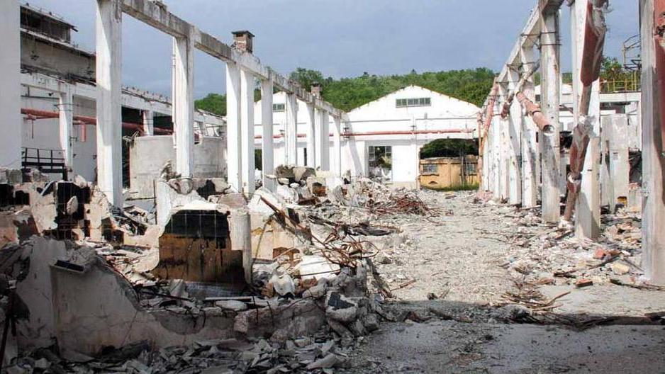 Rimozione di amianto in corso alla ex Cjmeco