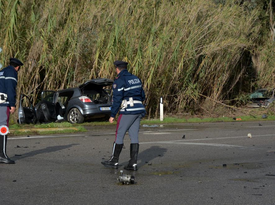 Scontro tra auto a un incrocio: quattro persone in ospedale