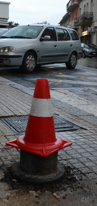 Cade un palo in via Figoli: molti altri sono pericolanti 