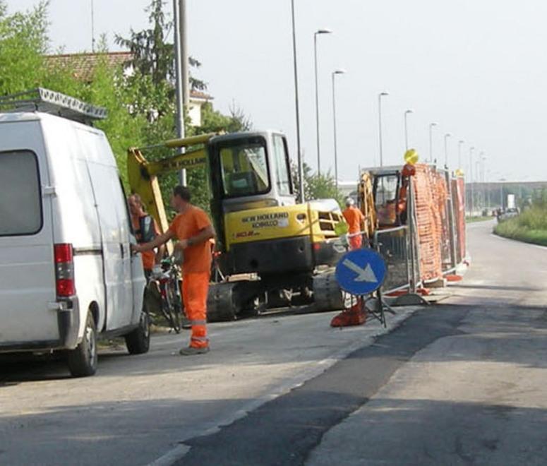 Torna a rompersi la condotta dell’acqua