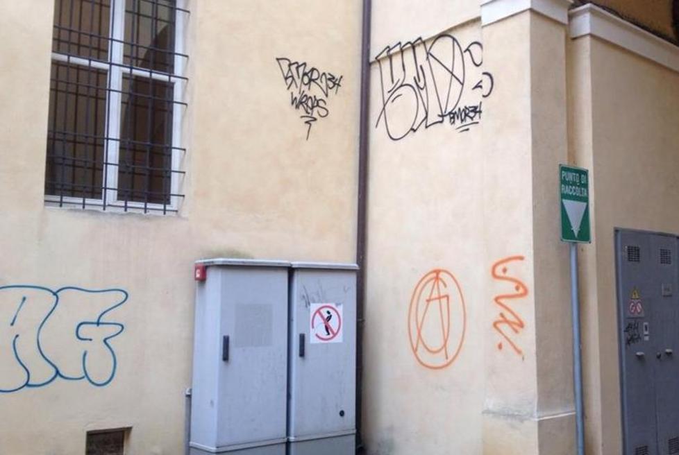 “Graffiti” sui muri del centro «Serve un patto con i giovani»