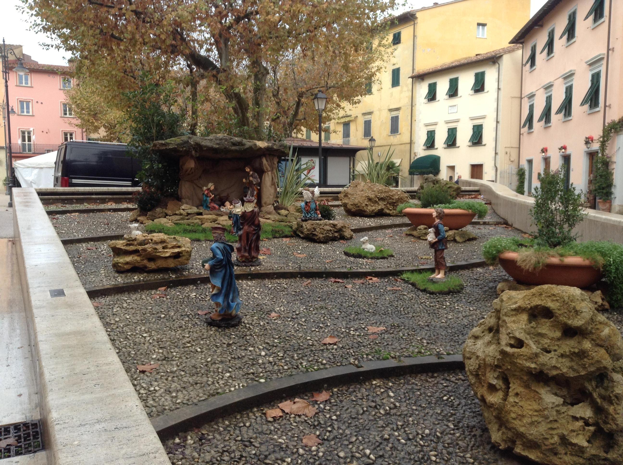 La fontana delle polemiche ora ospita il presepe