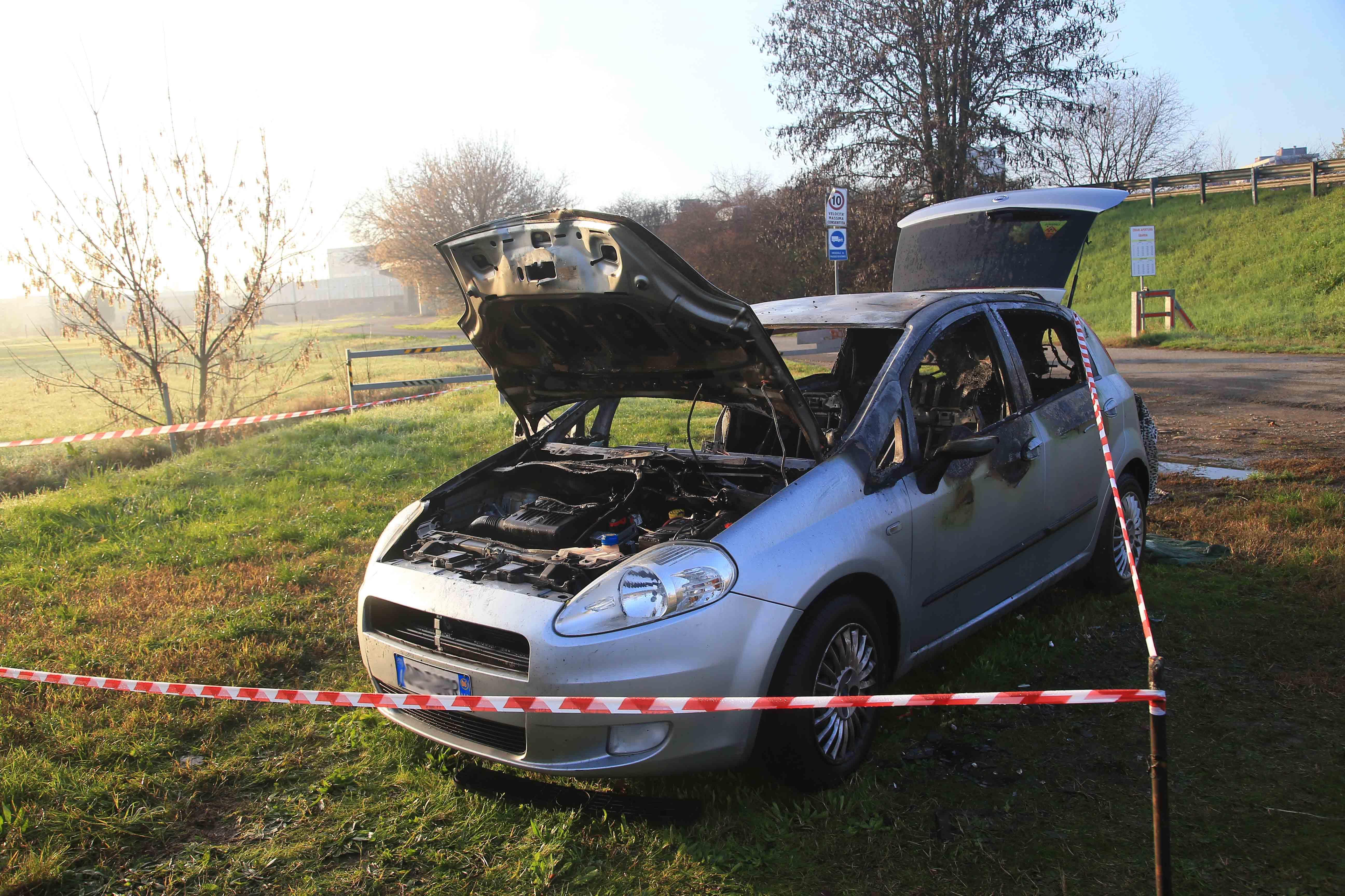Ancora un'auto distrutta dalle fiamme nella notte