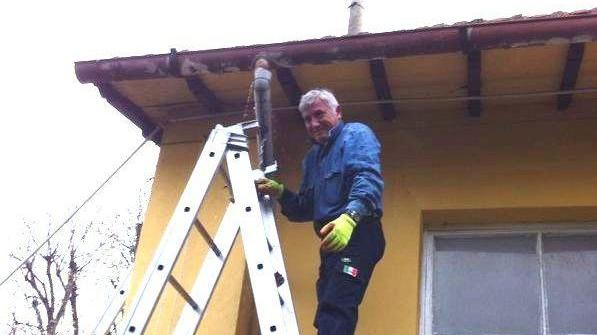 Un esponen te del meetup M5S al lavoro per sistemare la sede del Comitato handicappati