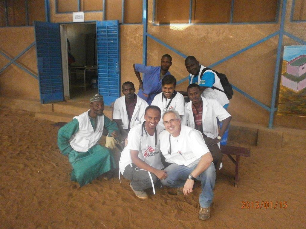 Miguel Lupiz con i colleghi nell'ospedale della Sierra Leone