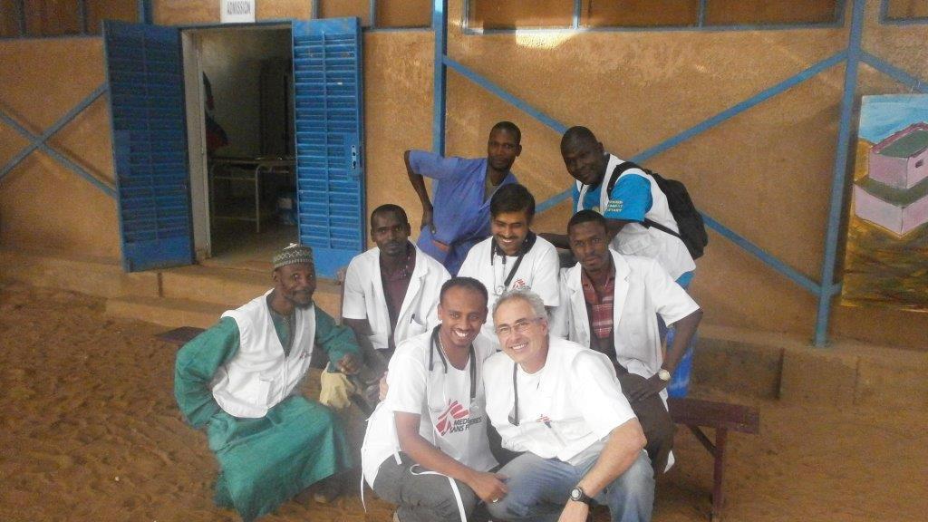 Miguel Lupiz con i colleghi nell'ospedale della Sierra Leone