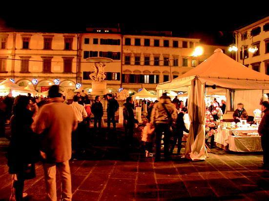 Una passata edizione del mercatino natalizio in piazza Farinata degli Uberti