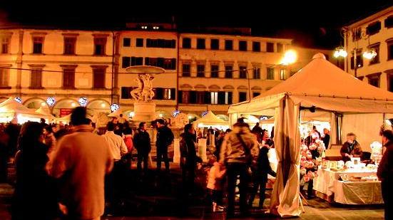 Una passata edizione del mercatino natalizio in piazza Farinata degli Uberti