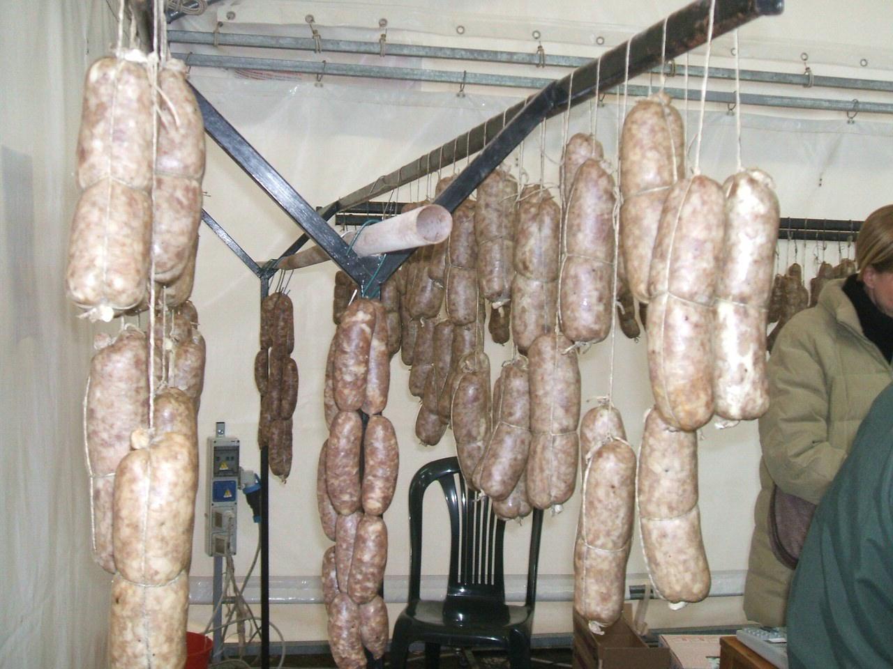 Rubati salami per 75 chili in una cantina a Migliaro