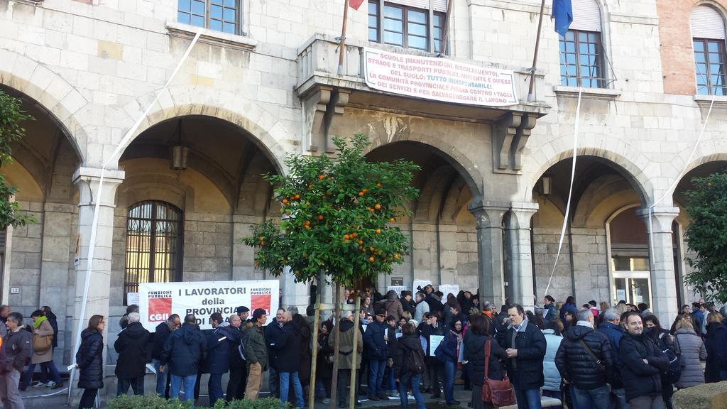 Il presidio dei dipendenti di fronte al palazzo della Provincia
