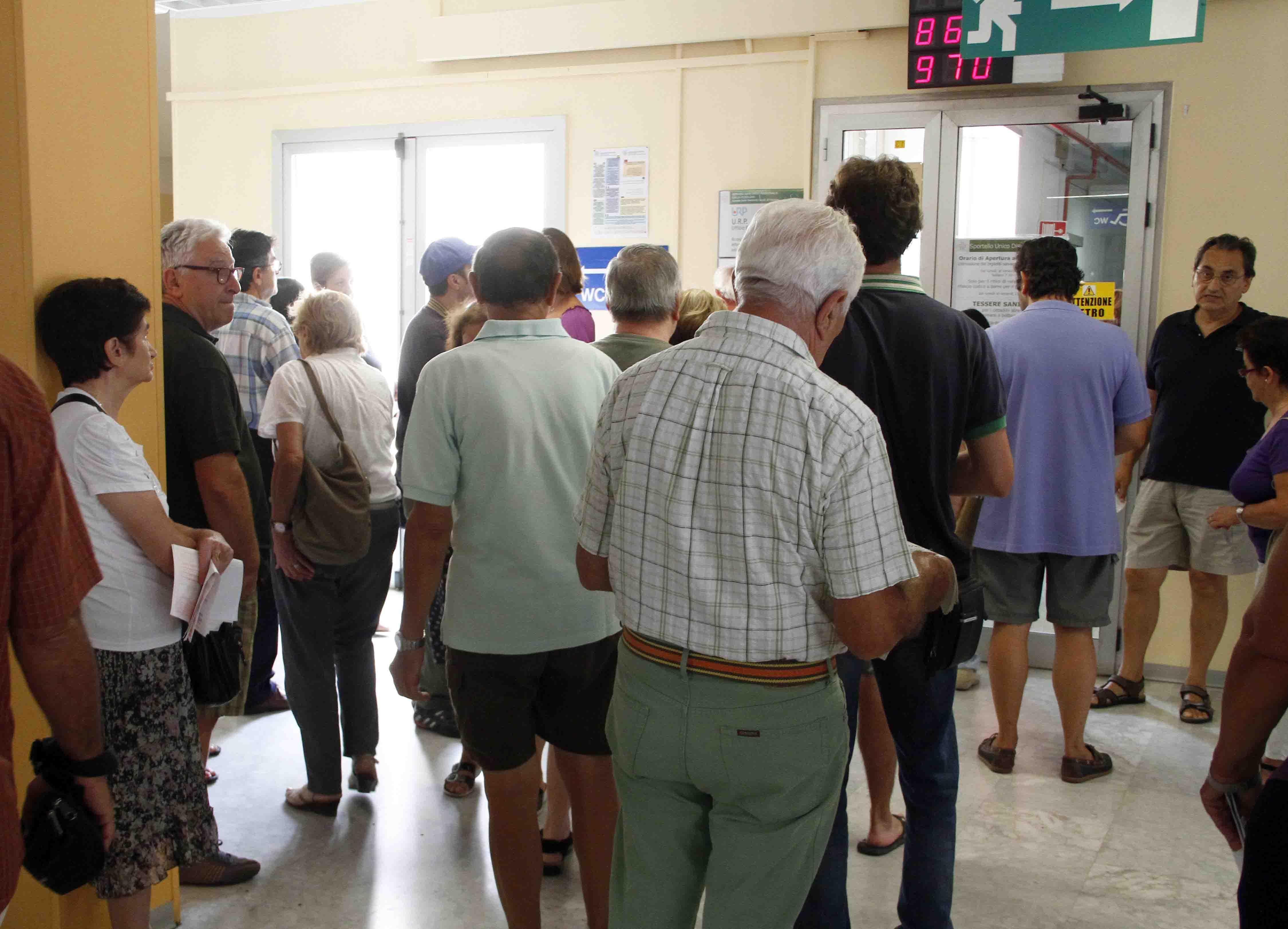 Pazienti al cup dell'Asl per le prenotazioni