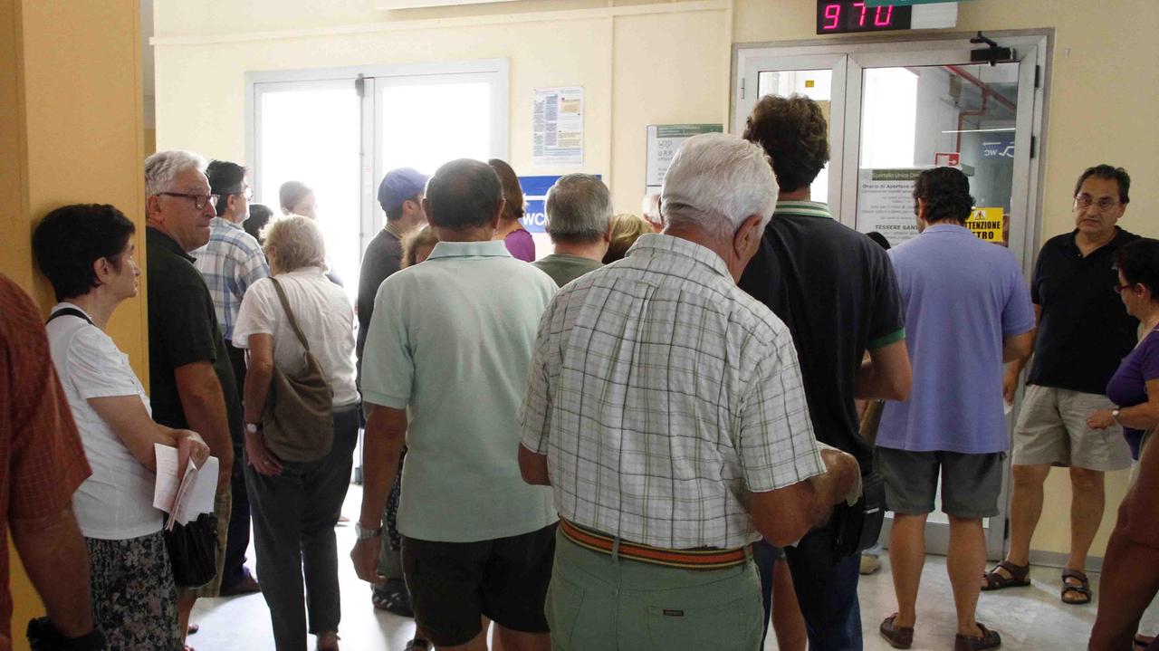 Pazienti al cup dell'Asl per le prenotazioni
