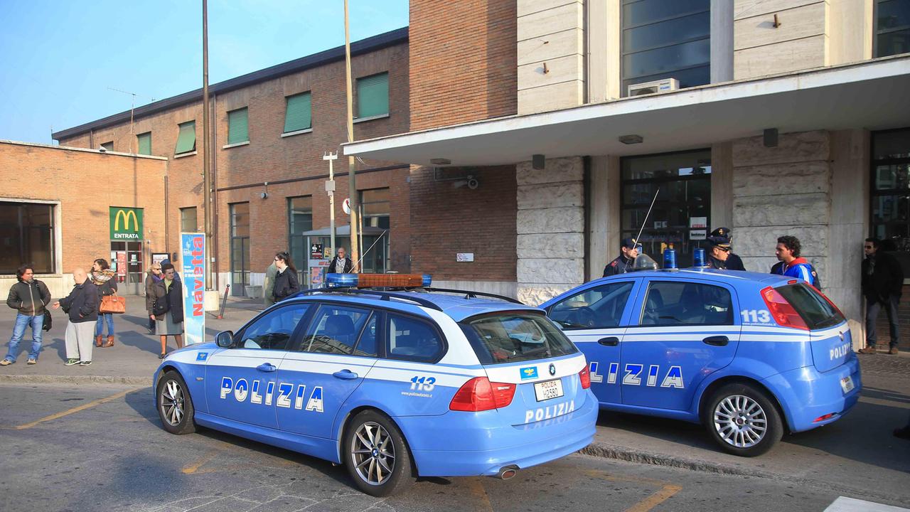 Giovane aggredito nel sottopasso della stazione
