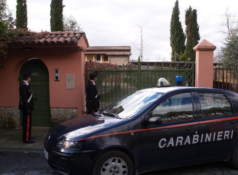 I carabinieri di fronte alla villa subito dopo il colpo