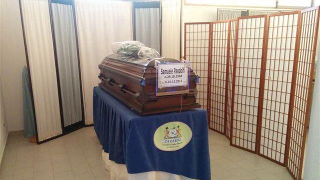 La bara di Samuele Pandolfi all'obitorio di Castiglione della Pescaia