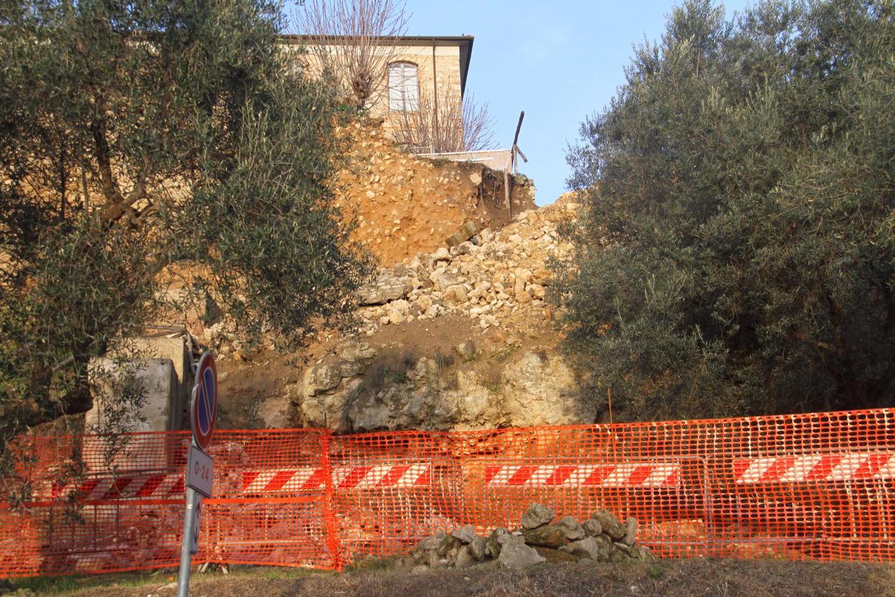 Il crollo delle mura a Magliano (foto Russo)