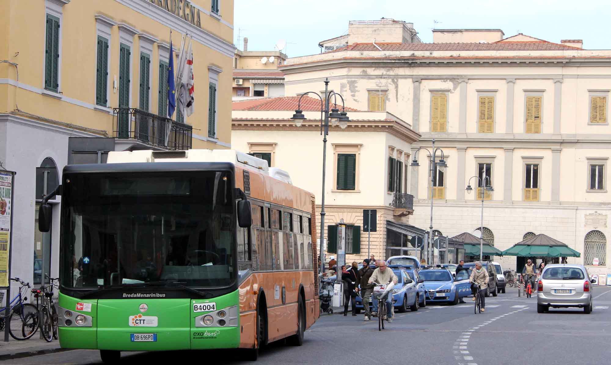 Un bus in centro (foto di archivio)