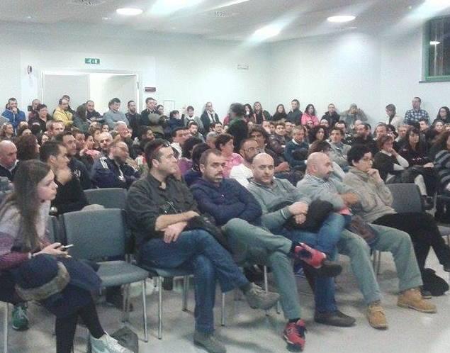 Bottigliette sui tavoli della mensa 