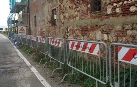 Le transenne del Comune sulla strada