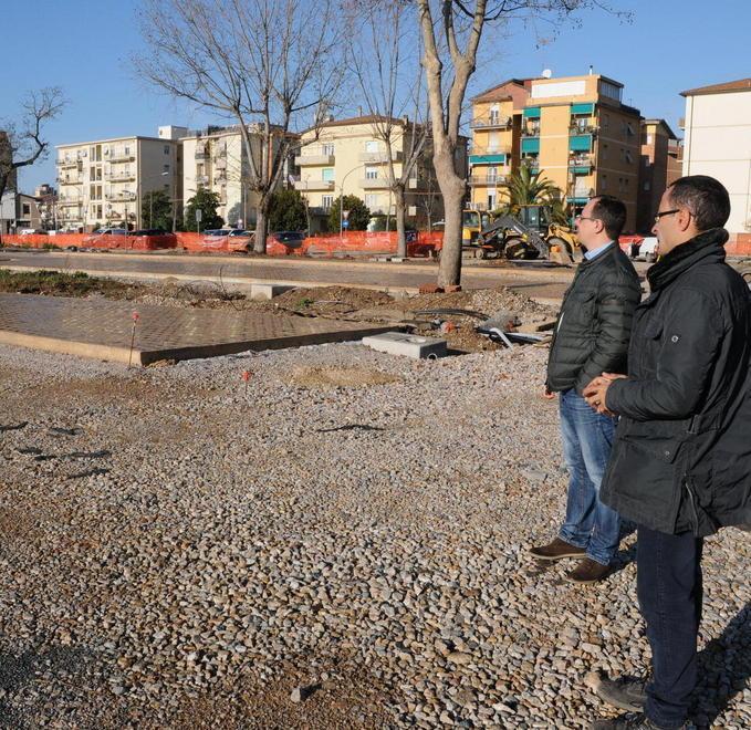 Anfiteatro, mercato e posti auto 