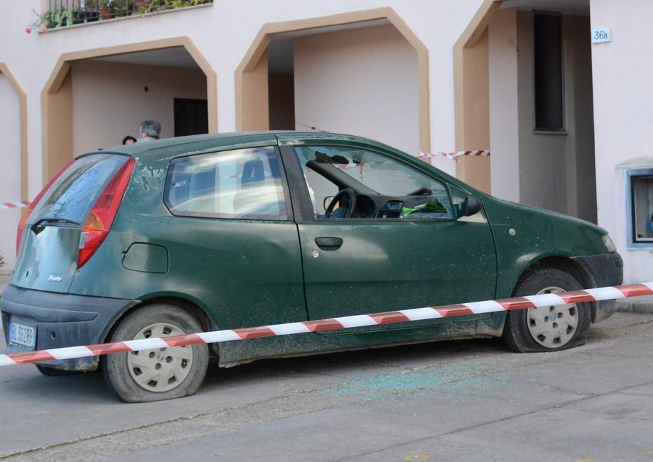 Allarme bomba per un tubo su un’auto vandalizzata
