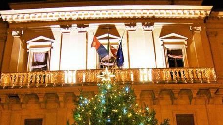 Acceso l’albero natalizio in piazza
