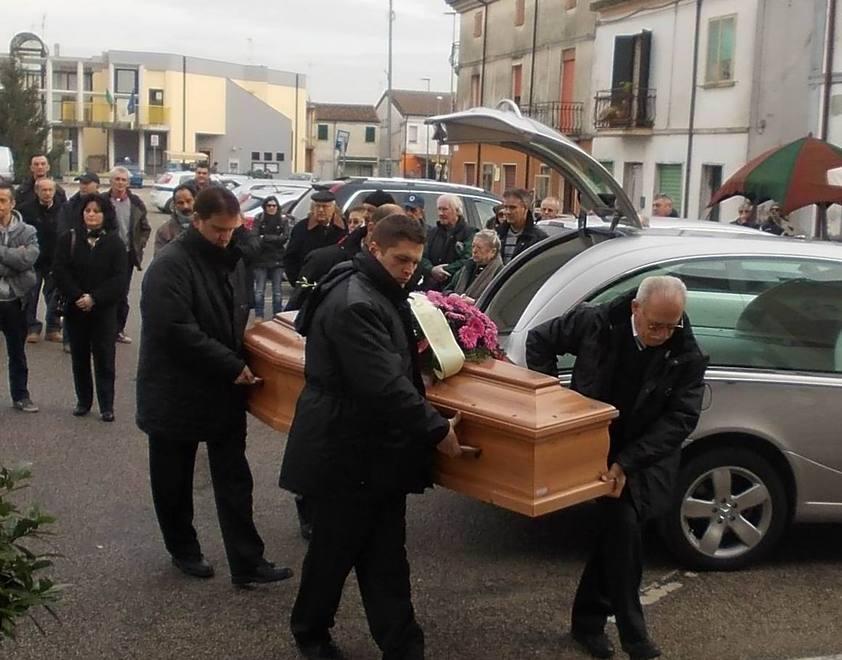 Anche le voci del coro per l’addio alla barista 