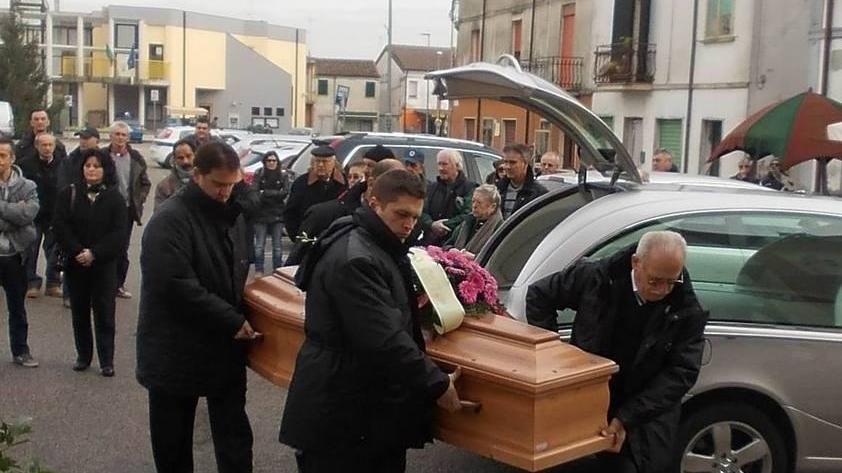 Anche le voci del coro per l’addio alla barista