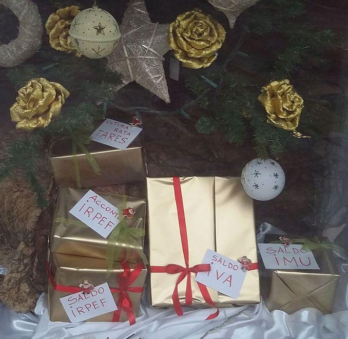 Albero in vetrina con i nomi delle tasse sui pacchetti regalo