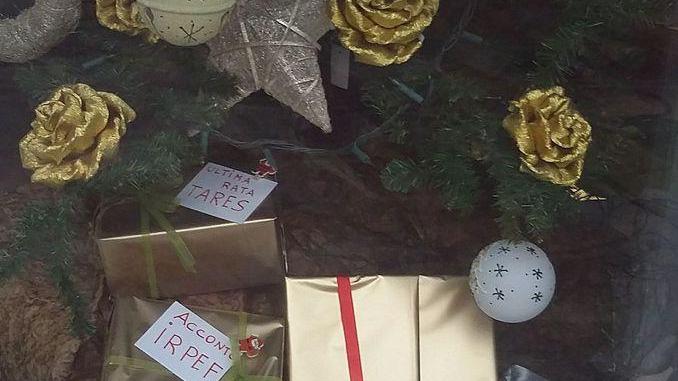 Albero in vetrina con i nomi delle tasse sui pacchetti regalo