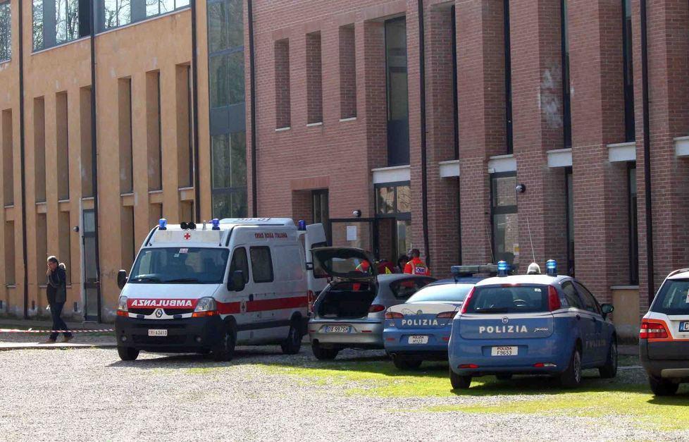 Si taglia i polsi nel bagno della scuola 