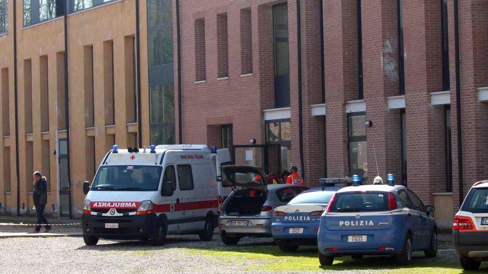 Si taglia i polsi nel bagno della scuola