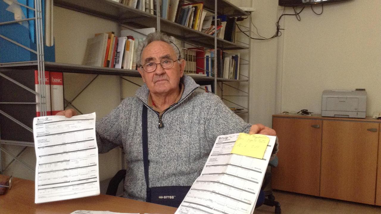 Dario Borri con i moduli della tassa da pagare