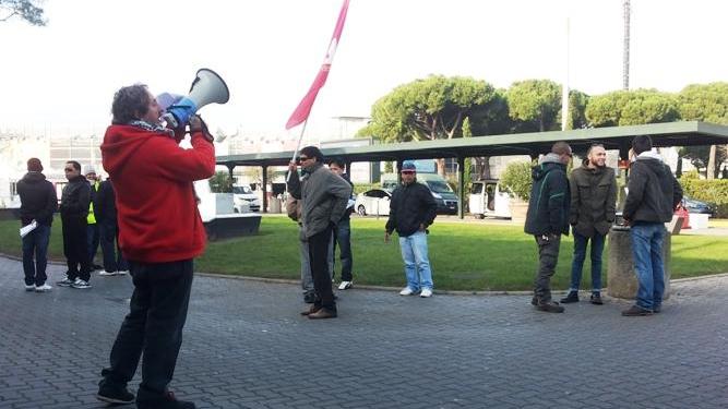Un momento della protesta indetta dai Cobas Lavoro Privato