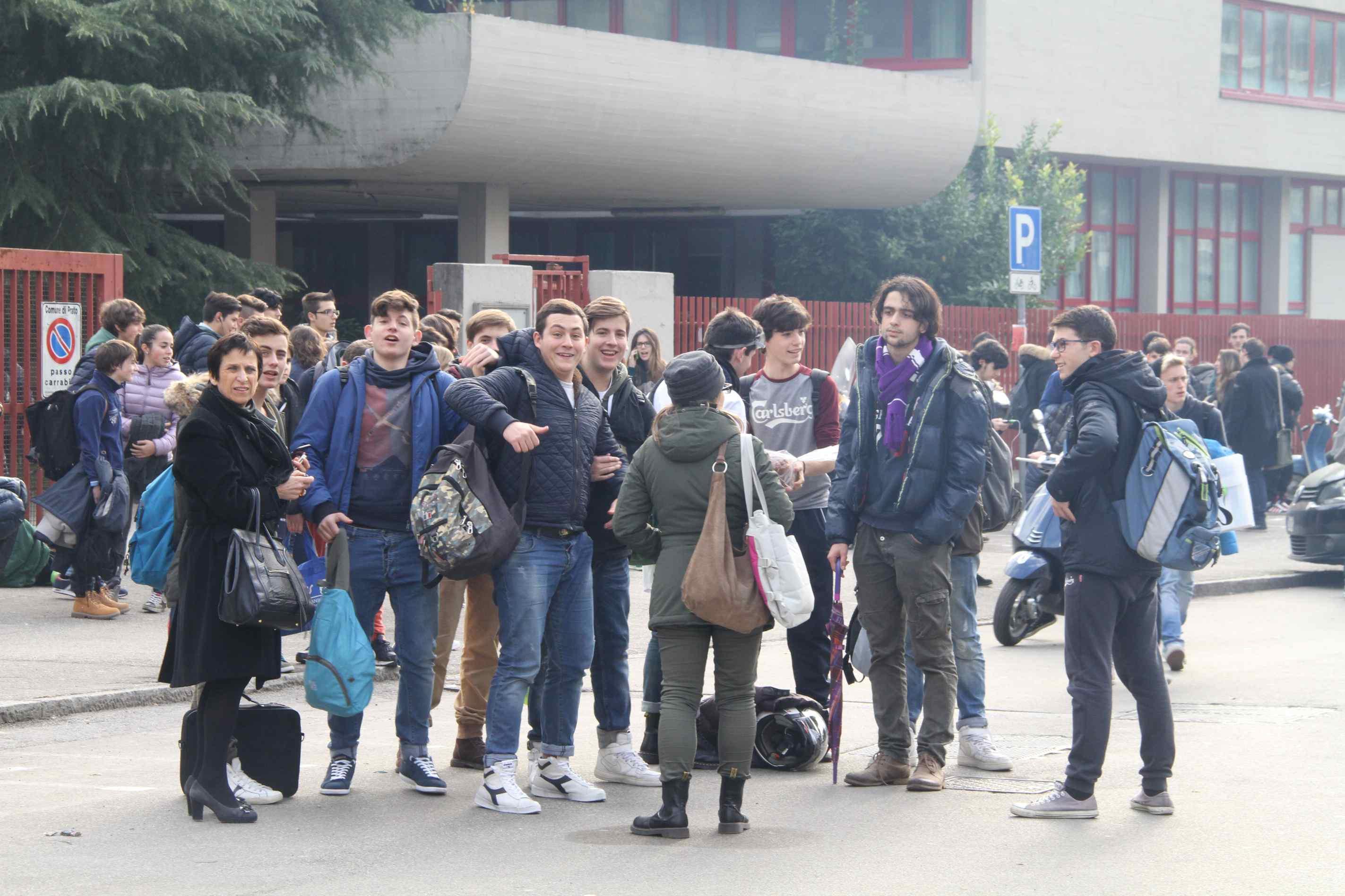 Gli studenti del Buzzi fuori dalla scuola dopo la seconda scossa