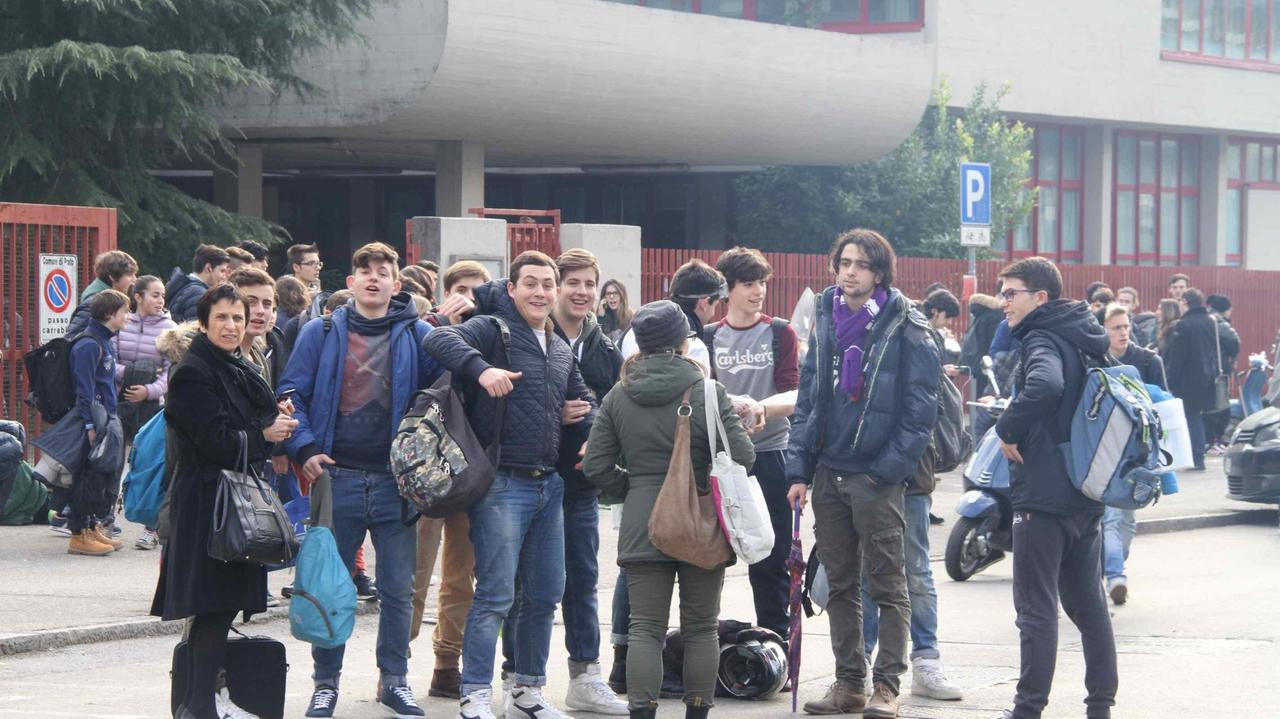 Gli studenti del Buzzi fuori dalla scuola dopo la seconda scossa