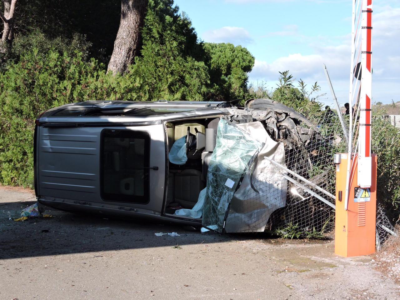 L'auto semidistrutta nell'incidente (foto Enzo Russo)