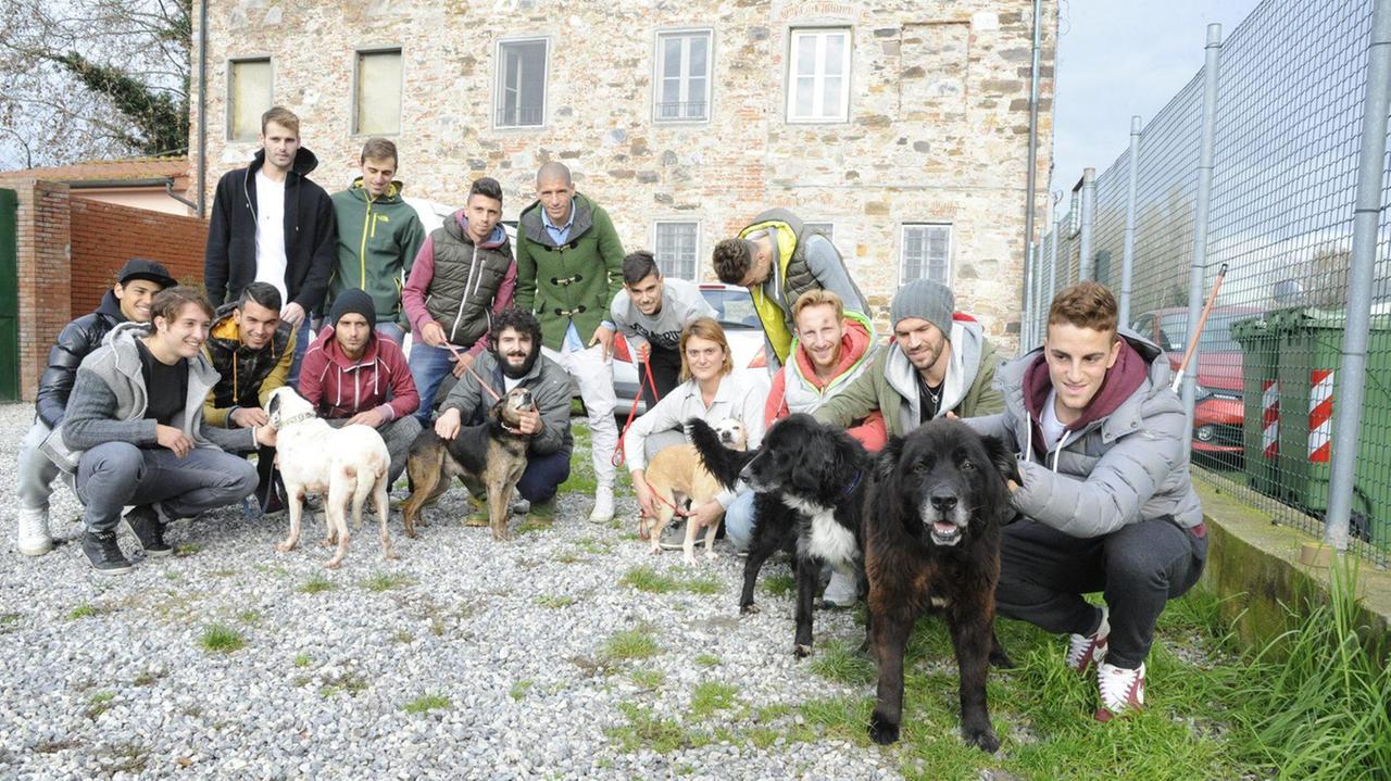 I giocatori rossoneri al canile di Pontetetto