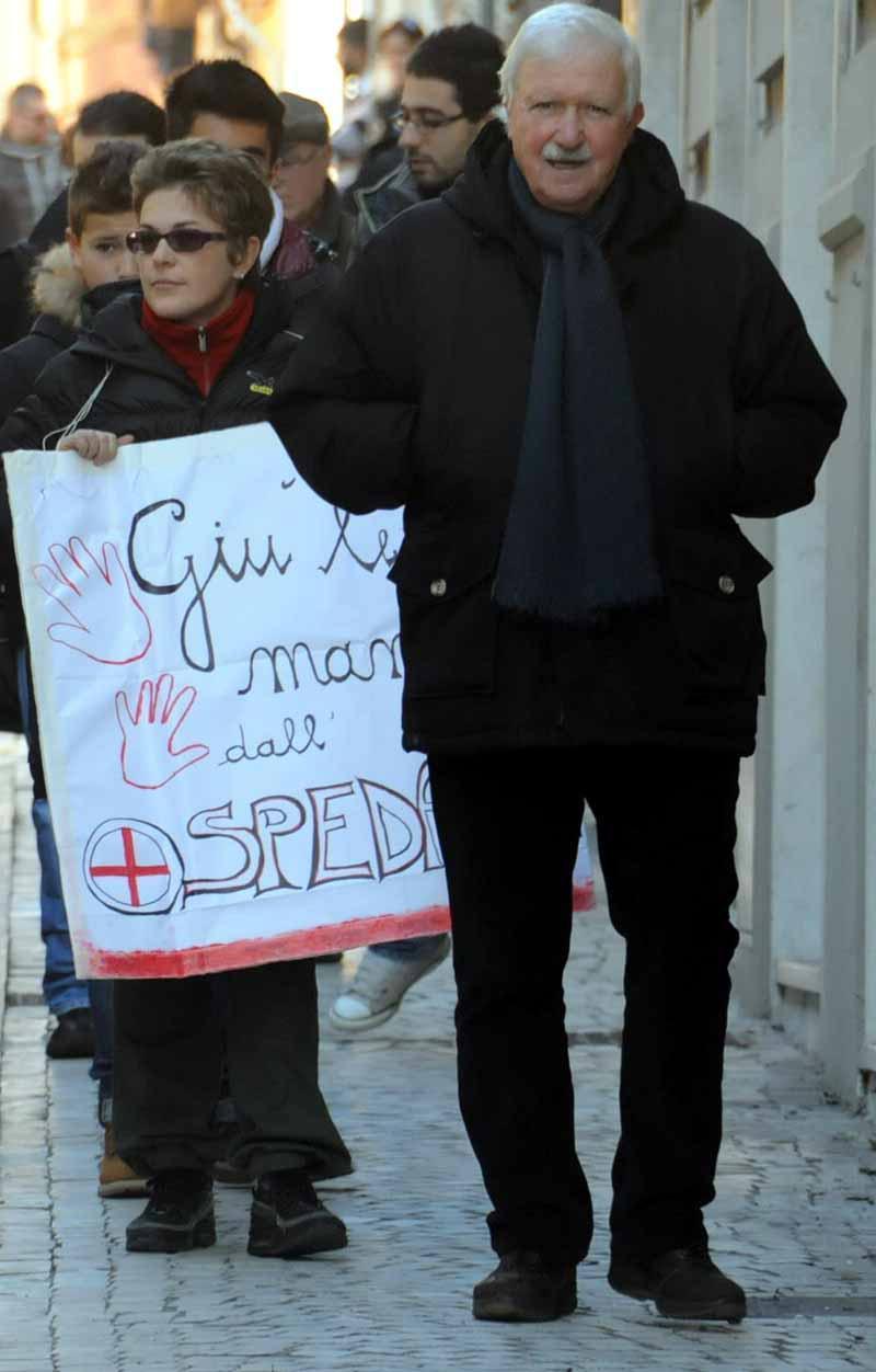 Renzo Giusti durante una manifestazine per l'ospedale