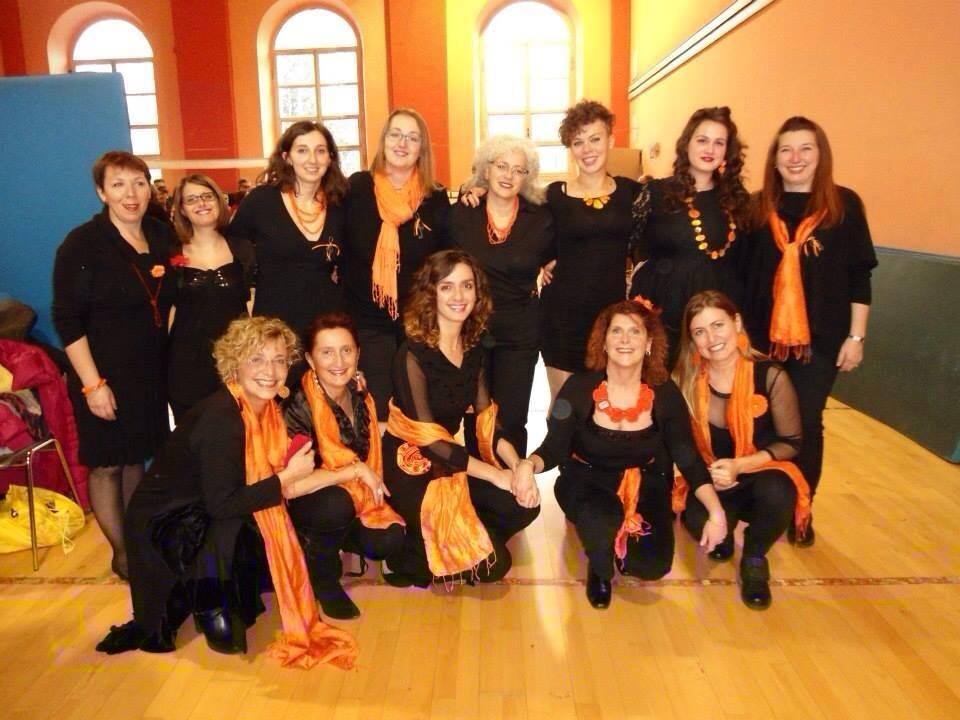 Le "springirls" in posa nella trasferta corale a Pinerolo
