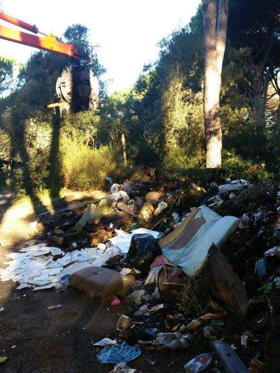 Raccolte 10 tonnellate di rifiuti al campo rom