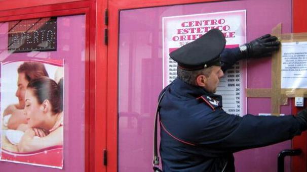 "Tessera fedeltà" per fare sesso in centri massaggi: tre arresti