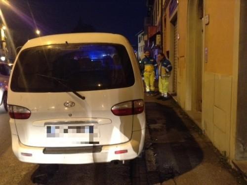 Il furgone che ostruiva l'ingresso all'abitazione ai volontari della Misericordia