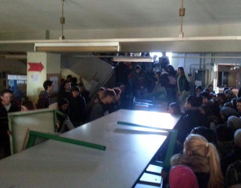 Scuola “liberata” dall’occupazione, indagini dei carabinieri 