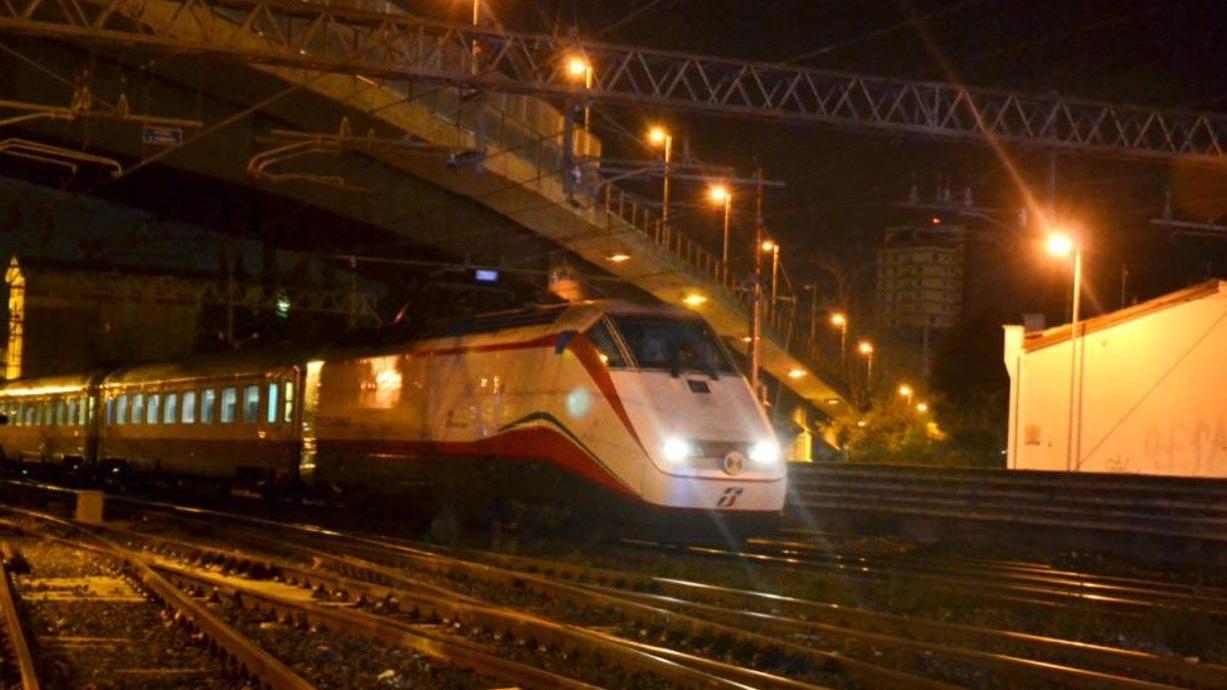 Il "Frecciabianca" proveniente da Torino bloccato sui binari (Silvestri Pentafoto)