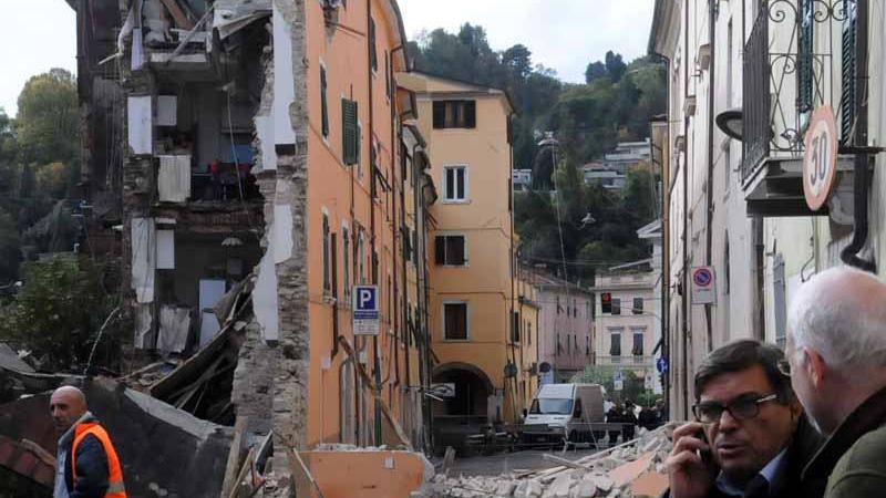 Il crollo della palazzina in via Carriona